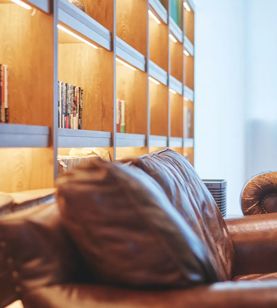 PCに向かう男性社員